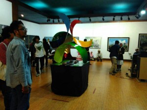 Pengunjung sedang melihat pameran karya seni di dalam gedung Raos, Batu. (Dok.Yomi/Kavling10)