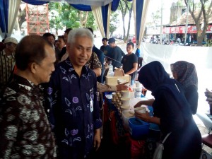 WR III Arif Prayitno (kiri) dan Rektor Moh Bisri saat mengunjungi salah satu stan kuliner. (Efrem/Kav.10)