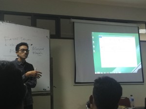 Fahri Salam memberikan materi
