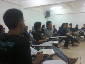 Suasana diskusi PPMI Malang bersama beberapa anggota LPM Kota Malang di Ruang Sidang SC UIN, Senin (2/5). (dok. Ainun/Kavling10)