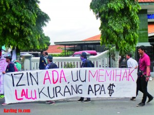 Kata-kata yang Tak Terucap- Tulisan-tulisan yang tak mampu bersuara dalam Aksi Bela Kediri di Depan Kantor DPRD Kota Kediri, menuntut kejelasan status UB yang sempat dicap ilegal oleh DPRD di media massa.