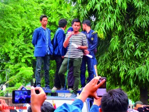 Sebuah Jawaban- Reza Darmawan (kaos abu-abu belang), selaku ketua panitia khusus yang bertugas menyelidiki pembangunan gedung UB Kediri menyampaikan hasil dari diskusi  peserta aksi dengan anggota DPRD. Ungkapan UB Kediri illegal bukan putusan resmi DPRD Kota Kediri.