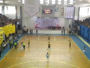Suasana pertandingan Final Futsal Putra Olimpiade Brawijaya 2017 antara FEB dan FT di GOR Pertamina kemarin (12/10). Foto: Oky