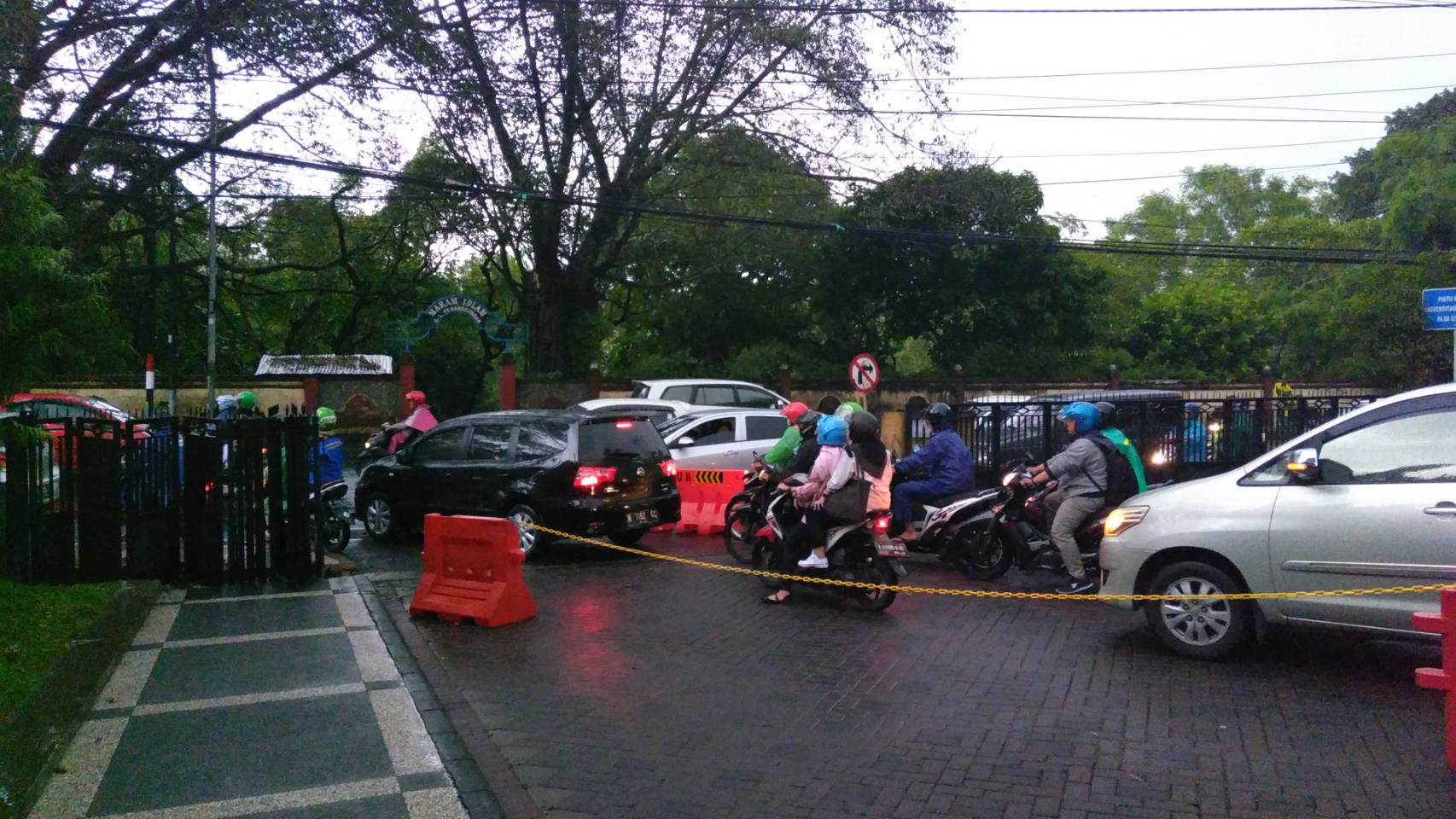 Suasana akses keluar pintu gerbang Mayjend Panjaitan pada sore hari (), Foto: Abdi
