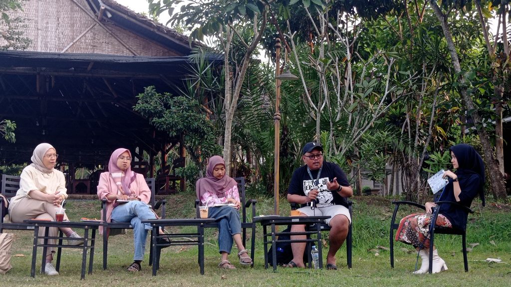 MENGURAI MARGINALISASI GANDA DALAM DISKUSI DILEMA PEREMPUAN ADAT