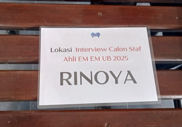 LEMBAR KERTAS “RESERVASI” DARI EM MENEMPATI BANGKU PERPUSTAKAAN