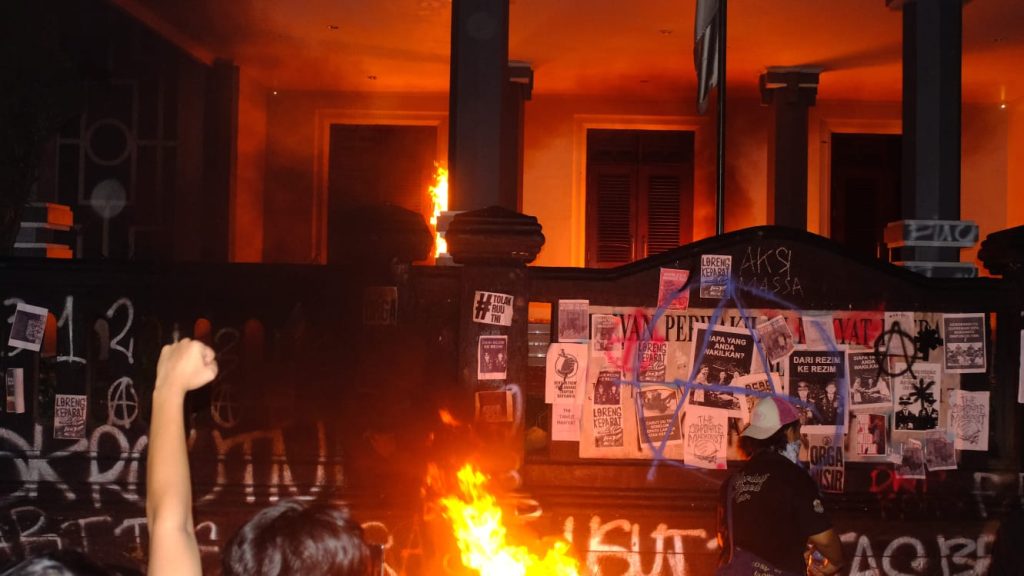 AKSI DI BALAI KOTA MALANG: TIM MEDIS MENGALAMI PELECEHAN SAAT MENOLONG DEMONSTRAN