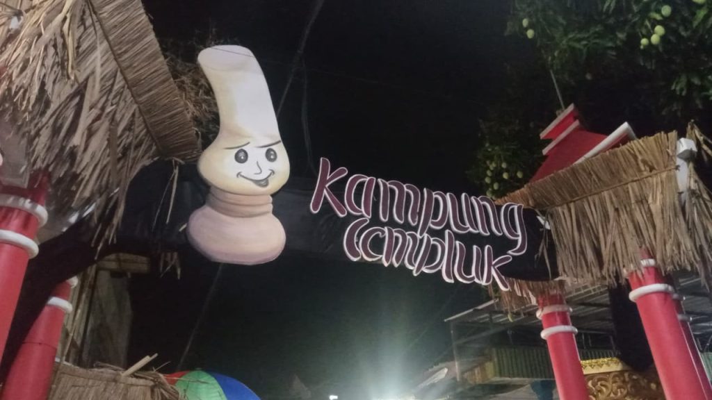ROGOH DOMPET PRIBADI, MAHASISWA DESAIN GRAFIS KELUHKAN KAMPUNG CEMPLUK SEBAGAI UTS