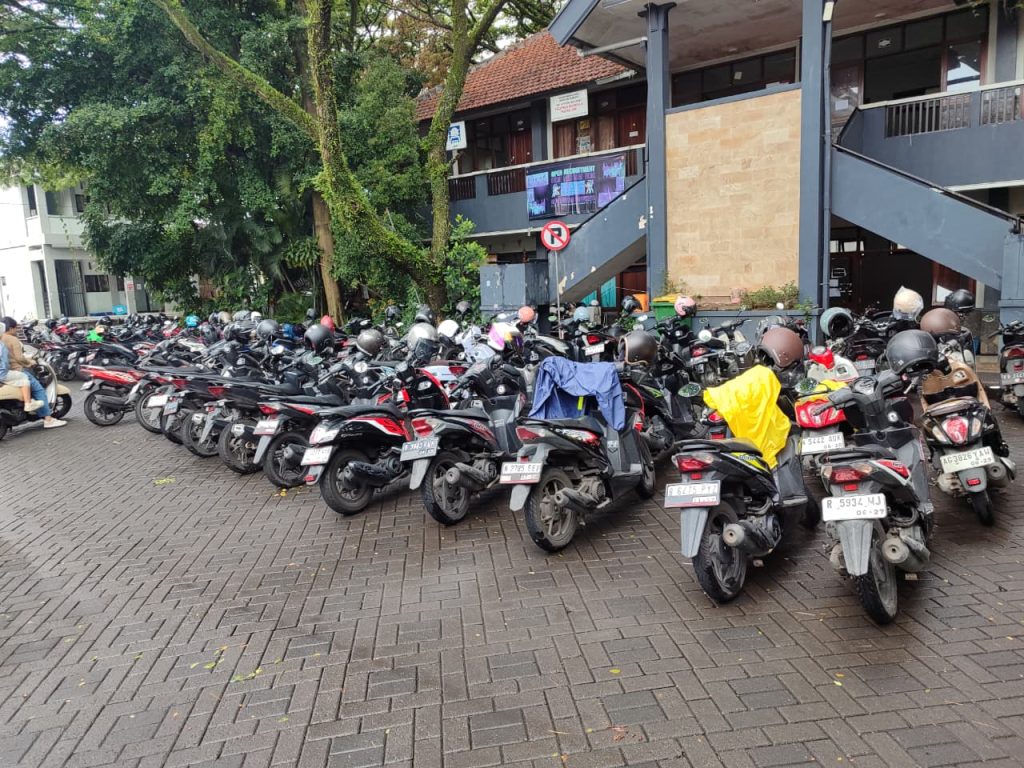 RAMAI HELM HILANG SEBAB KURANGNYA CCTV, MAHASISWA UB LEBIH PILIH MELAPOR KE @UB.PARKIR