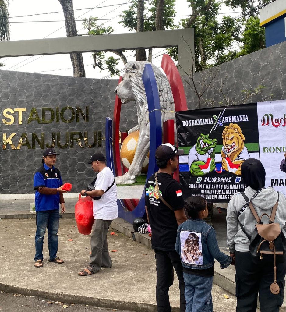 BERBAGI TAKJIL LINTAS RIVALITAS, KOMUNITAS BONEK-AREMA USUNG PESAN DAMAI DARI KANJURUHAN