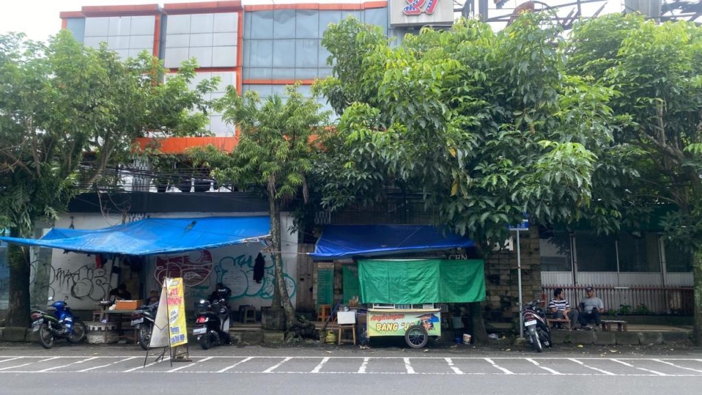 Lapak Saiful dan Yayan di depan Malang Plaza dari seberang jalan (Fotografer: Rafi Azzamy)