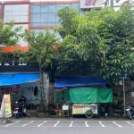 SETELAH HIDUP TERBAKAR DI MALANG PLAZA, MEREKA MEMILIH TINGGAL DI DEPANNYA