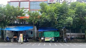 Lapak Saiful dan Yayan di depan Malang Plaza dari seberang jalan (Fotografer: Rafi Azzamy)