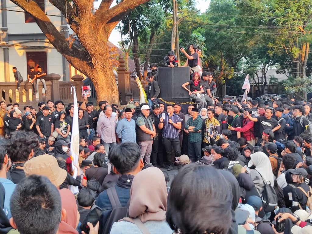 AKSI INDONESIA GAWAT DARURAT: BAHU MEMBAHU MASYARAKAT DAN JANJI BARU DPRD KOTA MALANG